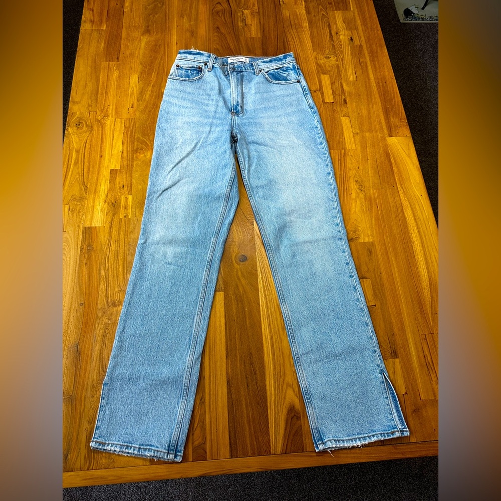 A&F 90s Ultra High Rise Straight Jeans